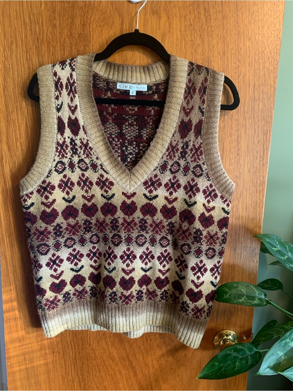 cleo Patterned V‑Neck Knit Vest in Beige, Burgundy & Black